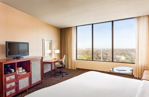 Rainey Street Historic District Hotel | Comfortable Holiday Inn Austin - Town Lake with Pool Access