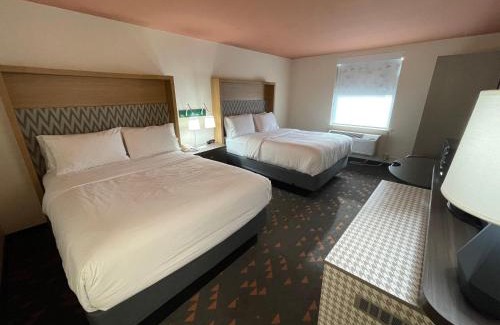 Bangor Hotel | Relax at Holiday Inn Bangor with Pool & Pet-Friendly Amenities