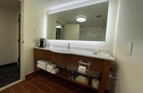 Bangor Hotel | Relax at Holiday Inn Bangor with Pool & Pet-Friendly Amenities