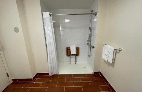 Bangor Hotel | Relax at Holiday Inn Bangor with Pool & Pet-Friendly Amenities