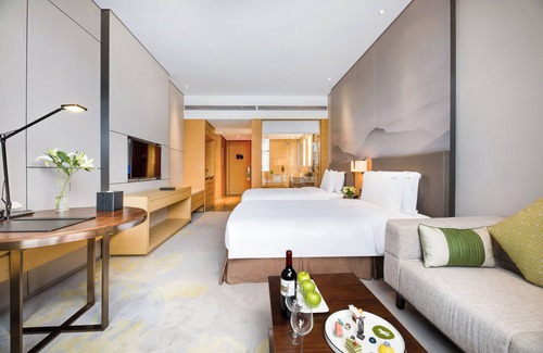 Weibin District Hotel | Discover Holiday Inn Baoji Central with Pool and Spa