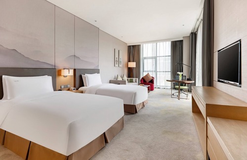Weibin District Hotel | Discover Holiday Inn Baoji Central with Pool and Spa