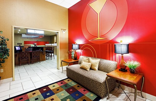 Batesville Hotel | Discover Holiday Inn Batesville: Family-Friendly Getaway