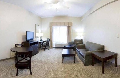 Batesville Hotel | Discover Holiday Inn Batesville: Family-Friendly Getaway
