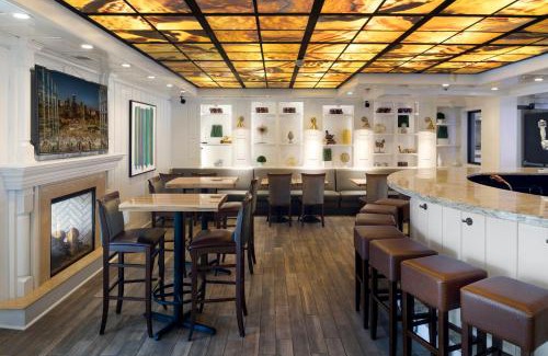 West Bloomington Hotel | Relax at Holiday Inn - Bloomington W MSP Airport with Pool