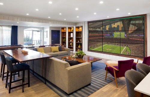 West Bloomington Hotel | Relax at Holiday Inn - Bloomington W MSP Airport with Pool
