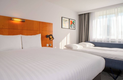 Staple Hill Hotel | Discover Holiday Inn Bristol-Filton: Family-Friendly Retreat