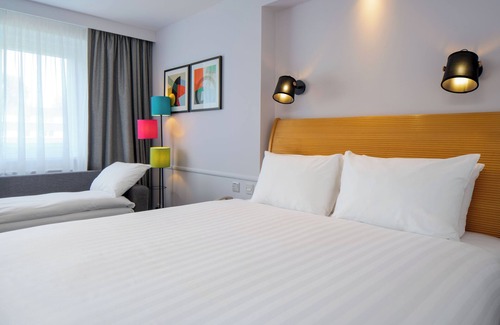 Staple Hill Hotel | Discover Holiday Inn Bristol-Filton: Family-Friendly Retreat