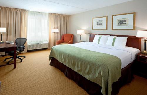 Budd Lake Hotel | Pet-Friendly Holiday Inn Budd Lake with Ocean Views & Pool