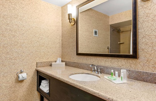 Johnson City Hotel | Comfortable Holiday Inn: Pool, Spa & Family-Friendly Stay