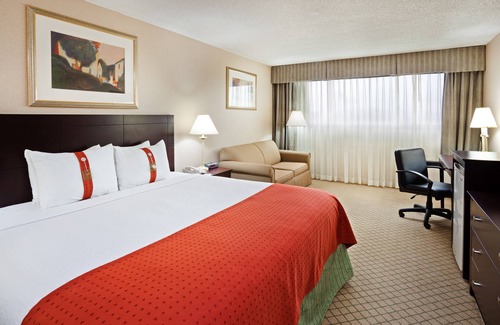 Johnson City Hotel | Comfortable Holiday Inn: Pool, Spa & Family-Friendly Stay