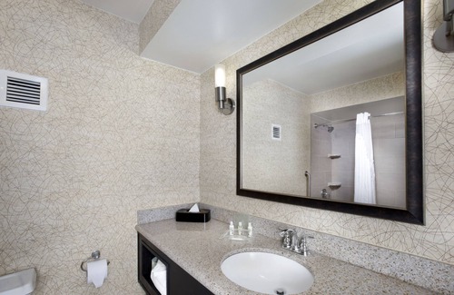 Johnson City Hotel | Comfortable Holiday Inn: Pool, Spa & Family-Friendly Stay