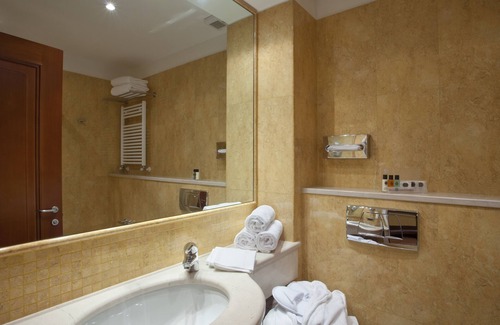 Province of Cagliari Hotel | Welcoming Holiday Inn Cagliari: Pool, Spa & Family-Friendly