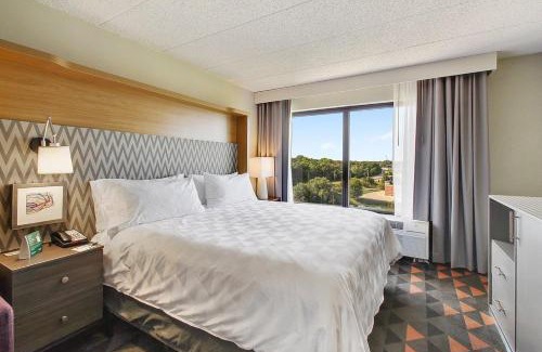 Village of Lakewood Hotel | Convenient Holiday Inn Chicago Nw Crystal Lake with Pool