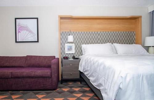 Village of Lakewood Hotel | Convenient Holiday Inn Chicago Nw Crystal Lake with Pool