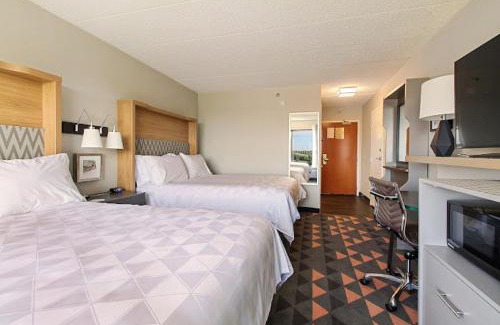Village of Lakewood Hotel | Convenient Holiday Inn Chicago Nw Crystal Lake with Pool
