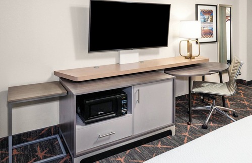 Oakbrook Terrace Hotel | Discover Holiday Inn Chicago-Oakbrook: Family-Friendly Amenities