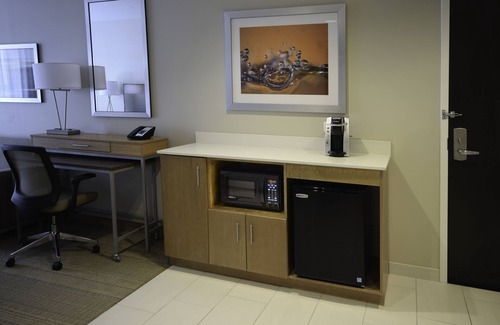 West Chester Hotel | Discover Holiday Inn Cincinnati N - Family-Friendly Retreat