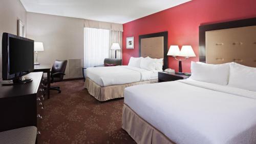Mount Saint Joseph Hotel | Pet-Friendly Holiday Inn Cincinnati Airport with Pool Access