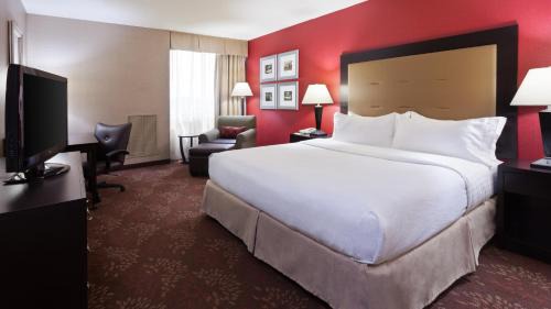 Mount Saint Joseph Hotel | Pet-Friendly Holiday Inn Cincinnati Airport with Pool Access