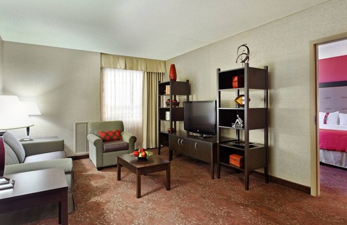 Mount Saint Joseph Hotel | Welcoming Holiday Inn Cincinnati Airport: Pool & Spa Awaits