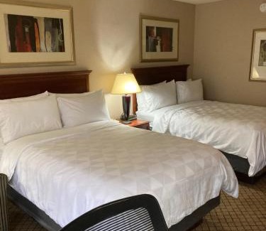 Roselawn Finance Hotel | Discover Holiday Inn Cincinnati-Eastgate with Pool & Dining