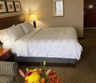 Roselawn Finance Hotel | Discover Holiday Inn Cincinnati-Eastgate with Pool & Dining
