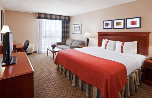 Roselawn Finance Hotel | Discover Holiday Inn Cincinnati-Eastgate with Pool & Dining