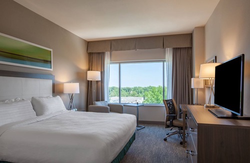 Cleveland Hotel | Discover Holiday Inn Cleveland Clinic with Pool & Spa Access
