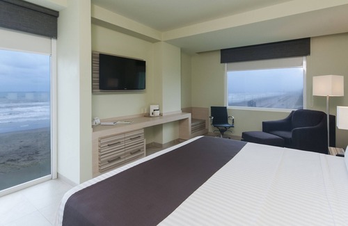 Coatzacoalcos Hotel | Relax at Holiday Inn Coatzacoalcos with Pool & Spa Access