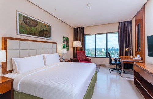 Kochi Hotel | Discover Holiday Inn Cochin: 5-Star Oceanfront Retreat