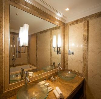 Kochi Hotel | Discover Holiday Inn Cochin: 5-Star Oceanfront Retreat