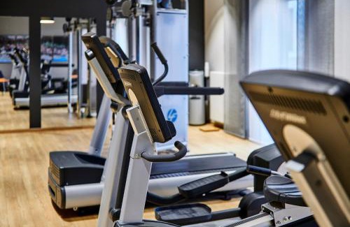 Stadtbezirke 01 Hotel | Pet-Friendly 4-Star Holiday Inn Düsseldorf with Breakfast