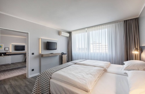 Hammfeld Hotel | Discover Holiday Inn Düsseldorf - Neuss: 4-Star Spa Retreat