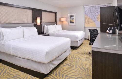 Richardson Hotel | Relax at Holiday Inn Dallas-Richardson with Pool & Dining