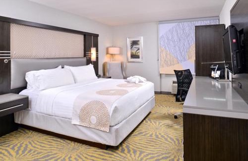 Richardson Hotel | Relax at Holiday Inn Dallas-Richardson with Pool & Dining