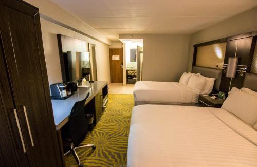 Richardson Hotel | Relax at Holiday Inn Dallas-Richardson with Pool & Dining