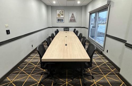 Detroit Lakes Hotel | Pet-Friendly Holiday Inn Detroit Lakes with Private Beach Access