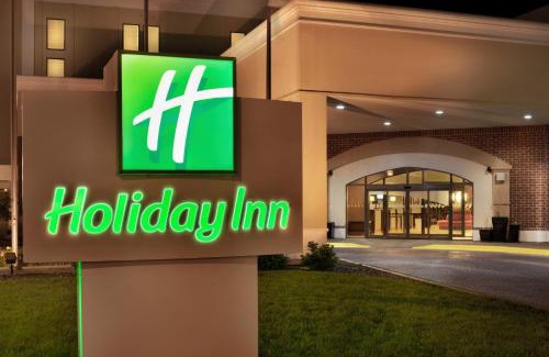 Downtown Dubuque Hotel | Pet-Friendly Holiday Inn Dubuque with Pool and Restaurant