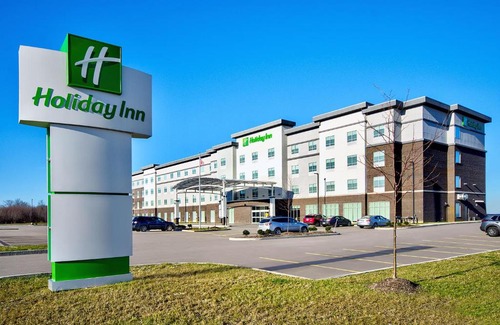 Erie Hotel | Pet-Friendly Holiday Inn Erie with Pool & Family Amenities