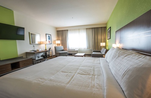 Dripping Springs Hotel | Ideal Getaway at Holiday Inn Express & Suites-Dripping Springs
