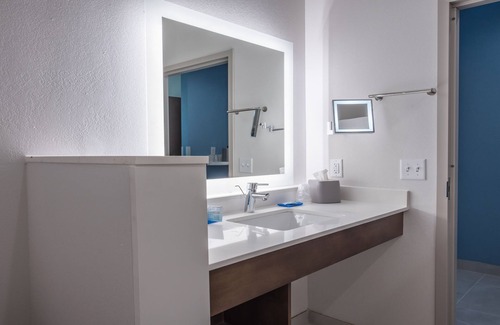 Dripping Springs Hotel | Ideal Getaway at Holiday Inn Express & Suites-Dripping Springs