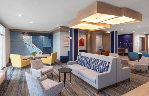 Harbor Hotel | Discover Holiday Inn Express & Suites Hawaiian Gardens