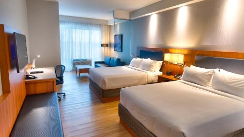 Vaudreuil Hotel | Inviting Holiday Inn Express & Suites in Vaudreuil-Dorion