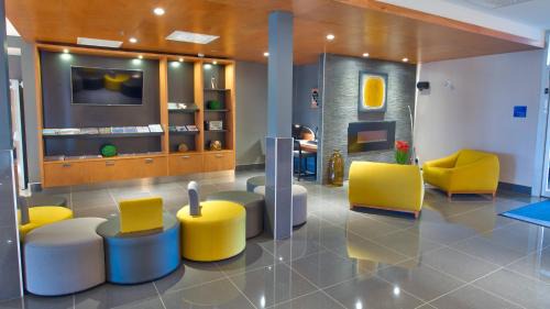 Vaudreuil Hotel | Inviting Holiday Inn Express & Suites in Vaudreuil-Dorion
