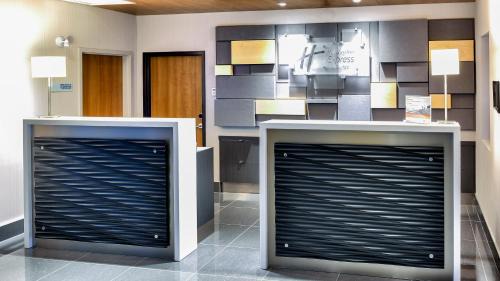 Vaudreuil Hotel | Inviting Holiday Inn Express & Suites in Vaudreuil-Dorion