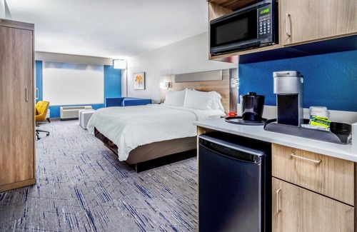 Colorado Springs Hotel | Discover Holiday Inn Express & Suites Colorado Springs First & Main