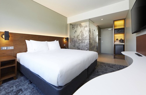 Newcastle West Hotel | Inviting Holiday Inn Express Newcastle with Top Amenities