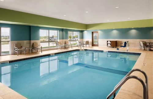 West Des Moines Hotel | Inviting Holiday Inn Express & Suites - West Des Moines Stay