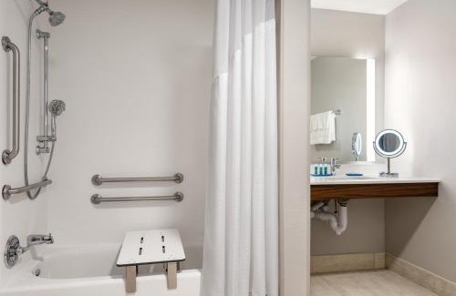 West Des Moines Hotel | Inviting Holiday Inn Express & Suites - West Des Moines Stay